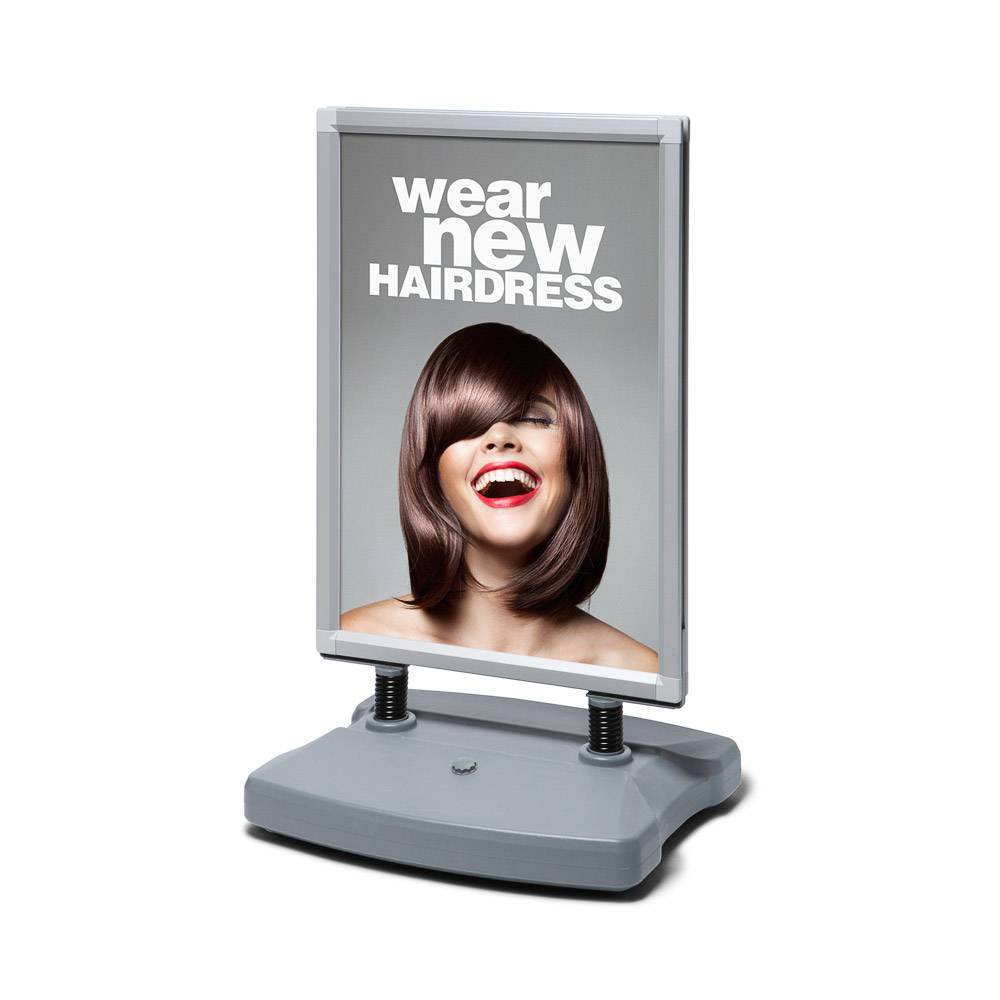 Showdown Displays Windtalker® City. Kundenstopper A1 wetterfest (mit wetterfester Postertasche)