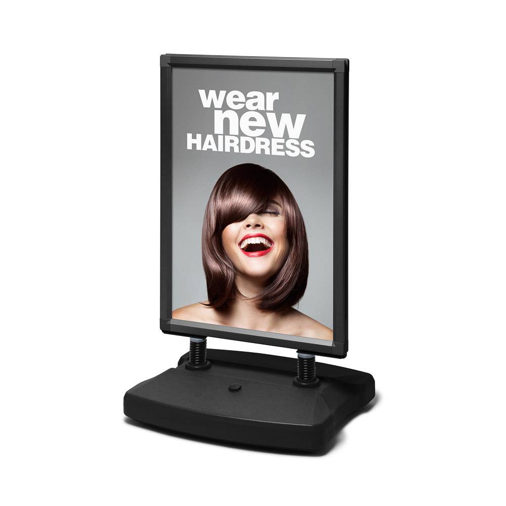 Showdown Displays Windtalker® City (Schwarz). Kundenstopper A1 wetterfest (mit wetterfester Postertasche)