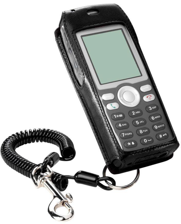 Schwarzes Mobiltelefon in einer Ledertasche mit gewickelter Leine und Clip, auf weißem Hintergrund dargestellt.