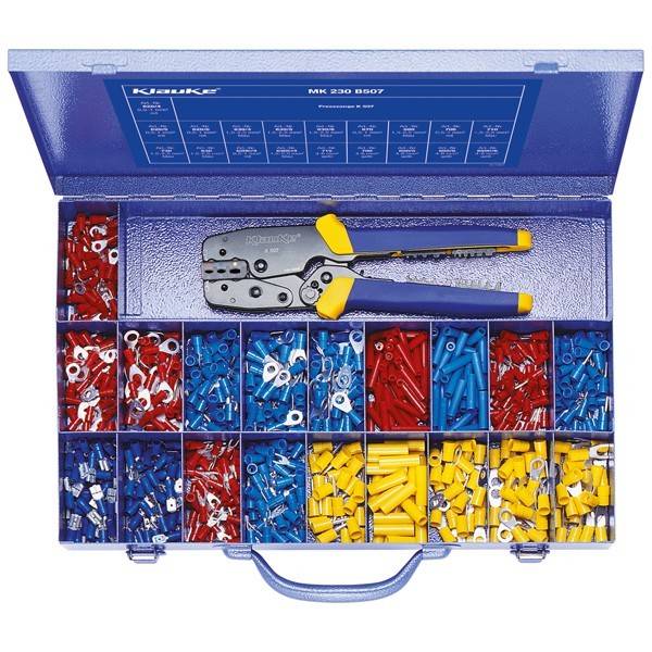 Eine blaue Knipex-Werkzeugtasche mit einer Crimpzange und einer Vielzahl von isolierten Aderendhülsen, in Fächern nach Farben sortiert: rot, blau, gelb.