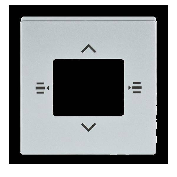 Ein metallisches quadratisches Panel mit Richtungspfeilen, die nach oben, unten, links und rechts um einen zentralen rechteckigen Ausschnitt herum zeigen.