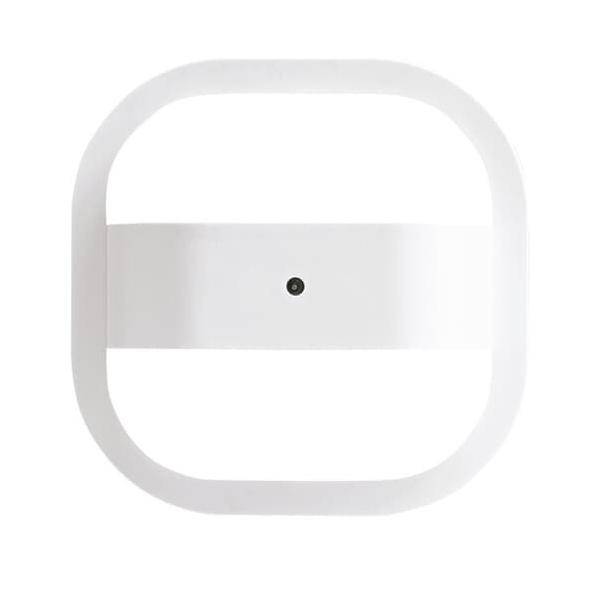 Eine weiße, quadratische LED-Wandleuchte mit abgerundeten Kanten und einem zentralen schwarzen Sensor, konzipiert für moderne Innenräume.