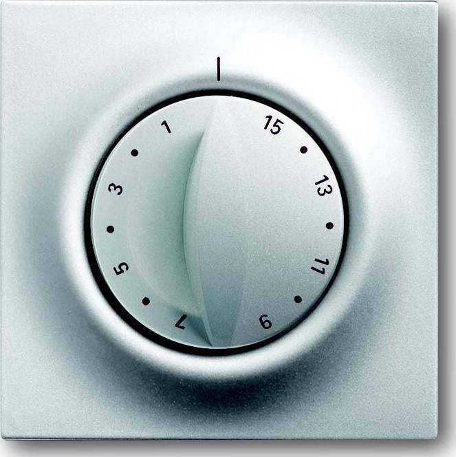 Ein metallischer Wandthermostat, der auf etwa 9 eingestellt ist, mit Zahlen von 0 bis 15, der zur Regulierung der Raumtemperatur konzipiert ist.