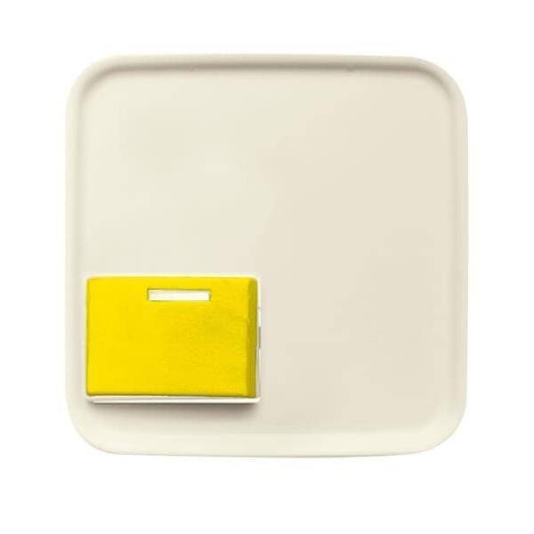 Ein kleines gelbes Buch auf einem minimalistischen weißen Quadrat-Tablett.