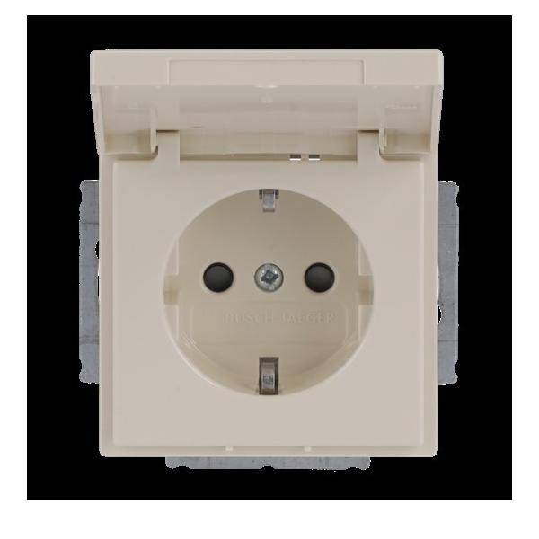 Elektrische Steckdose mit einem beigen Schutzdeckel, an einer Wand montiert, mit zwei runden Löchern und einem Schutzleiterstift in der Mitte.