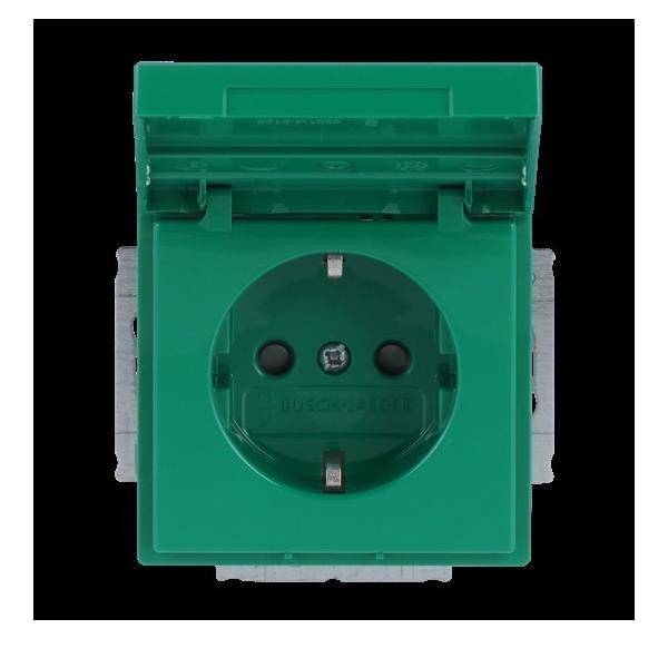 Eine grüne Steckdose mit Schutzdeckel ist geschlossen zu sehen.