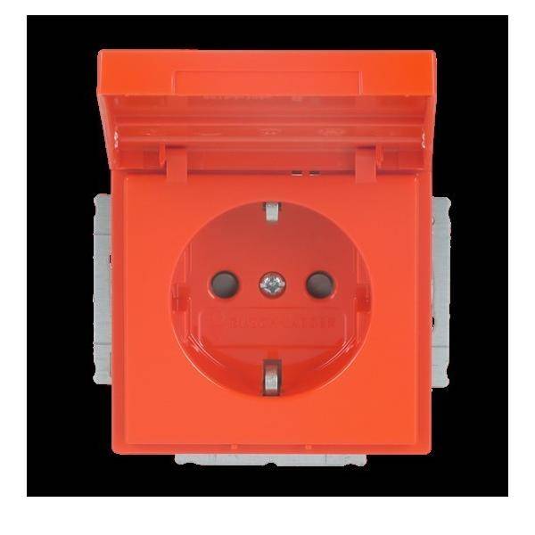 Eine rote Steckdose mit Schutzdeckel, von vorne gezeigt. Die Steckdose ist für Sicherheit und Stromverbindung ausgelegt.