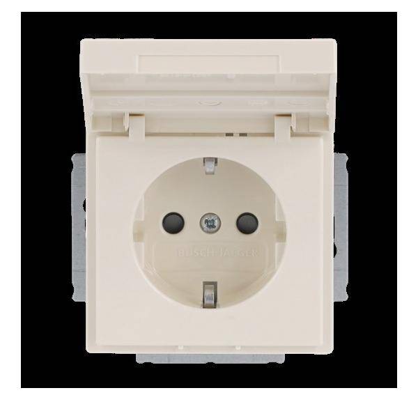 Wandmontierte elektrische Steckdose mit geöffnetem Schutzdeckel, der zwei runde Löcher und einen Erdungsbolzen zeigt. Beige Farbe.