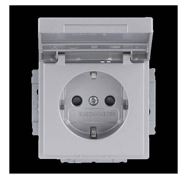 Graue elektrische Steckdose mit Schutzdeckel, von vorne betrachtet.