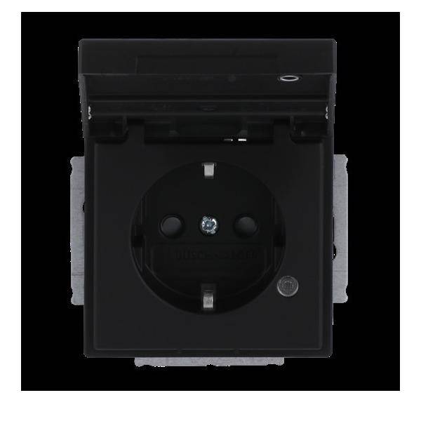 Eine schwarze elektrische Wandsteckdose mit Schutzabdeckung, konzipiert für eine bündige Einbauinstallation in europäischen Stromversorgungssystemen.