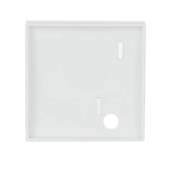 Ein weißes quadratisches Tablett mit zwei rechteckigen Vertiefungen und einer kreisrunden Vertiefung auf der Oberfläche.