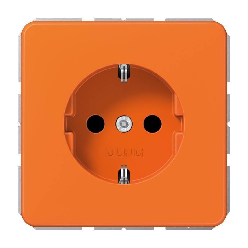 Orange-farbige elektrische Wandsteckdose mit zwei runden Löchern und Erdungskontakten, frontal auf weißem Hintergrund dargestellt.