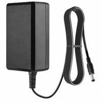 Schwarzer Stromadapter mit angebrachtem Kabel und Hohlstecker auf weißem Hintergrund.