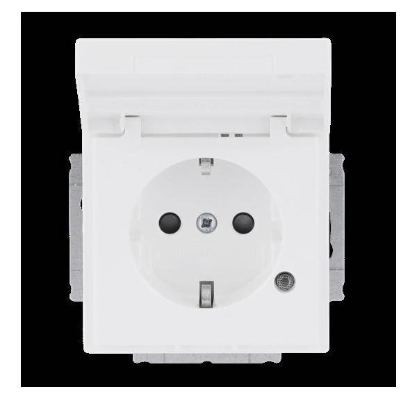 Eine weiße elektrische Wandsteckdose mit zwei runden Löchern und einem Schutzleiteranschluss, vor einem schwarzen Hintergrund.