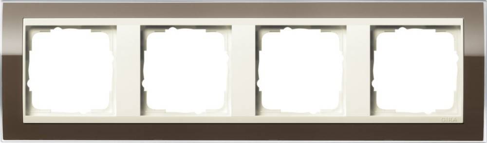 Ein milchig weißes Fenster in einem beigen Rahmen, in drei Abschnitte unterteilt, das das Licht ins Zimmer diffundieren lässt.