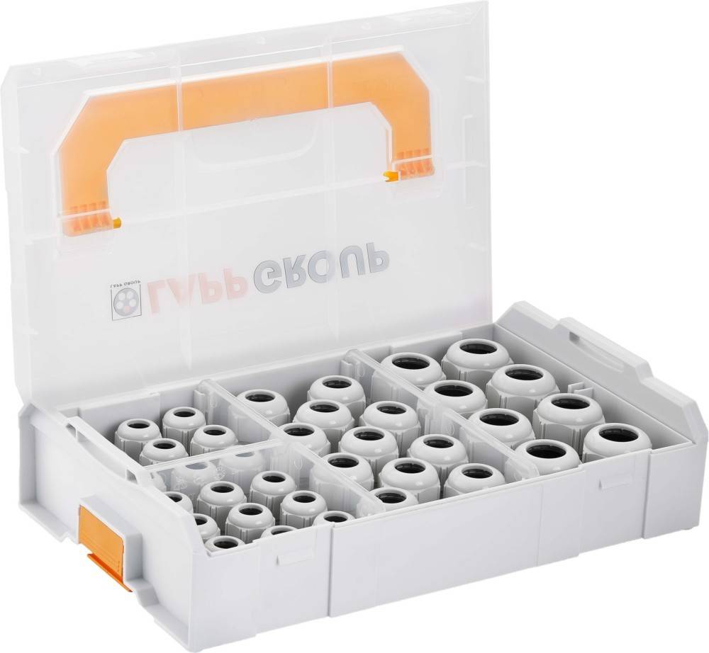 Eine weiße Kunststoff-Aufbewahrungsbox mit orangefarbenem Griff, die mehrere Fächer mit verschiedenen Größen von grauen Rohranschlüssen enthält.