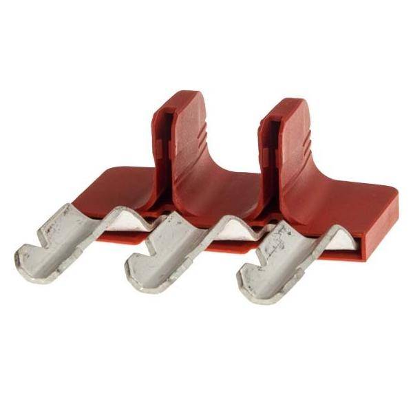 Ein roter elektrischer Stecker mit drei Metallzinken, der zum Einstecken in Schlitze vorgesehen ist und für sichere elektrische Verbindungen verwendet wird.