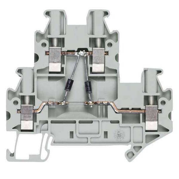 Ein zweistufiger Klemmenblock mit Metallverbindern und Verdrahtungswegen, konzipiert für sichere elektrische Verbindungen in industriellen Umgebungen.