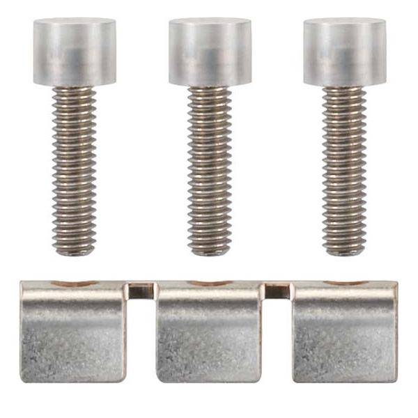 Drei Schrauben aus Edelstahl mit Zylinderkopf neben einer Metallhalterung mit drei Schlitzen, verwendet zum Montieren oder Befestigen.