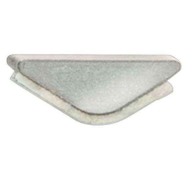 Ein kleines, keilförmiges Metallstück mit einer rauen Oberfläche, das wahrscheinlich als Abstandshalter oder Ausgleichskeil in mechanischen Anwendungen verwendet wird.