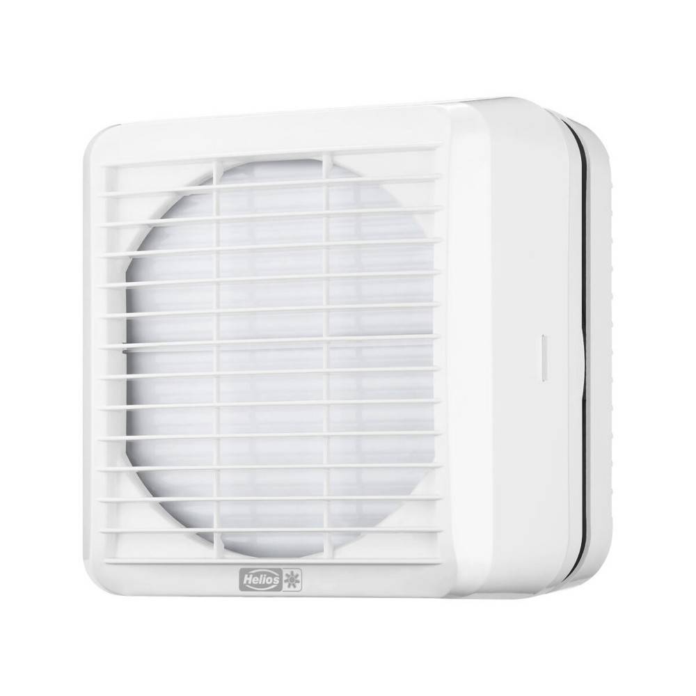 Wandmontierter weißer Ventilator mit quadratischer Frontblende und rundem Innenventilator.