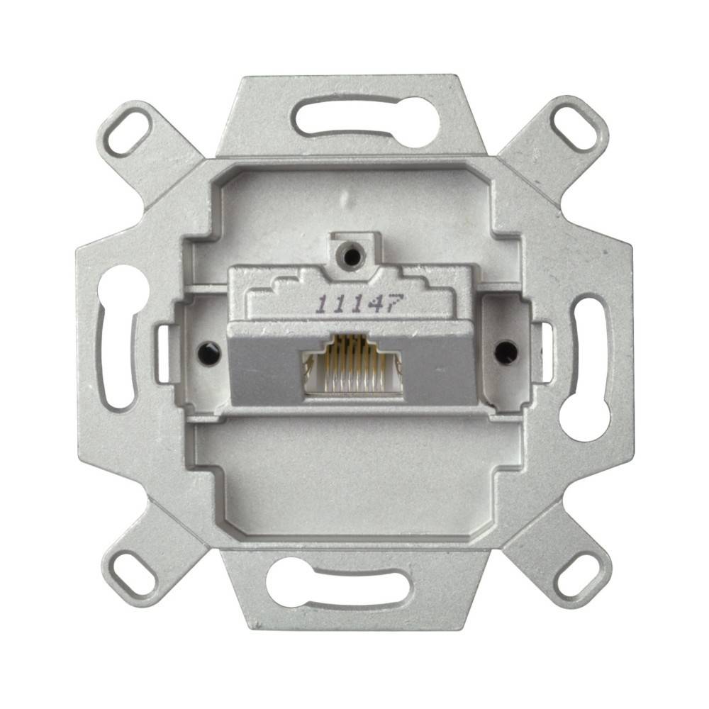 Eine metallische Wandsteckdose mit einem Ethernet-Anschluss, umgeben von Befestigungsklammern.