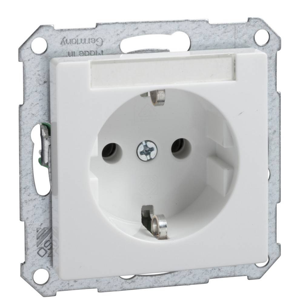 Eine Nahaufnahme einer weißen Steckdose, die an einer Metallhalterung befestigt ist und für einen europäischen Stecker geeignet ist, mit zwei abgerundeten Stiftsockeln.