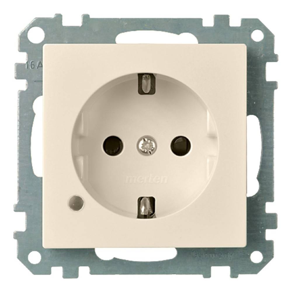 Eine weiße elektrische Wandsteckdose mit freiliegendem Metallbefestigungsrahmen, geeignet für europäische Stecker.