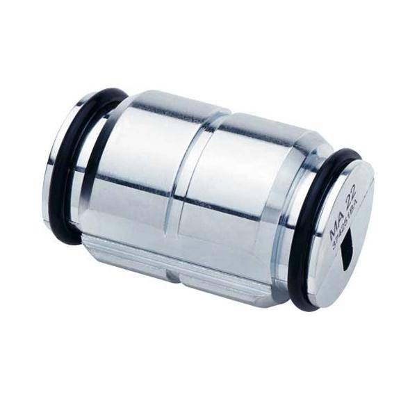 Ein metallisches zylindrisches Teil mit schwarzen Gummiringen an beiden Enden, mit der Bezeichnung 'MA 2K'. Es scheint sich um ein Verbindungsstück oder Anschlusselement zu handeln.