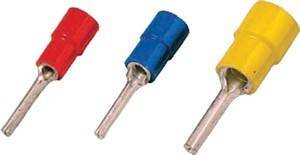 Drei isolierte Crimpverbinder in Rot, Blau und Gelb, jeweils mit einem hervorstehenden Metallstift, die für elektrische Kabelverbindungen verwendet werden.