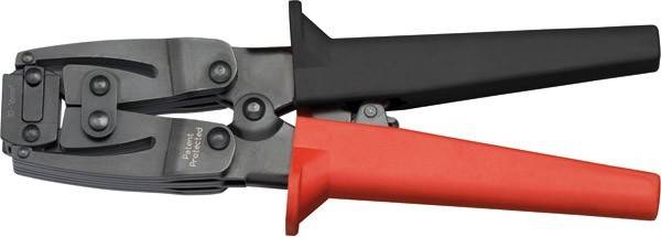 Eine Nahaufnahme eines Handwerkzeugs zum Crimpen, die die Metallbacken und die zweifarbigen Griffe in Schwarz und Rot zeigt, was auf seine Funktionalität hindeutet.