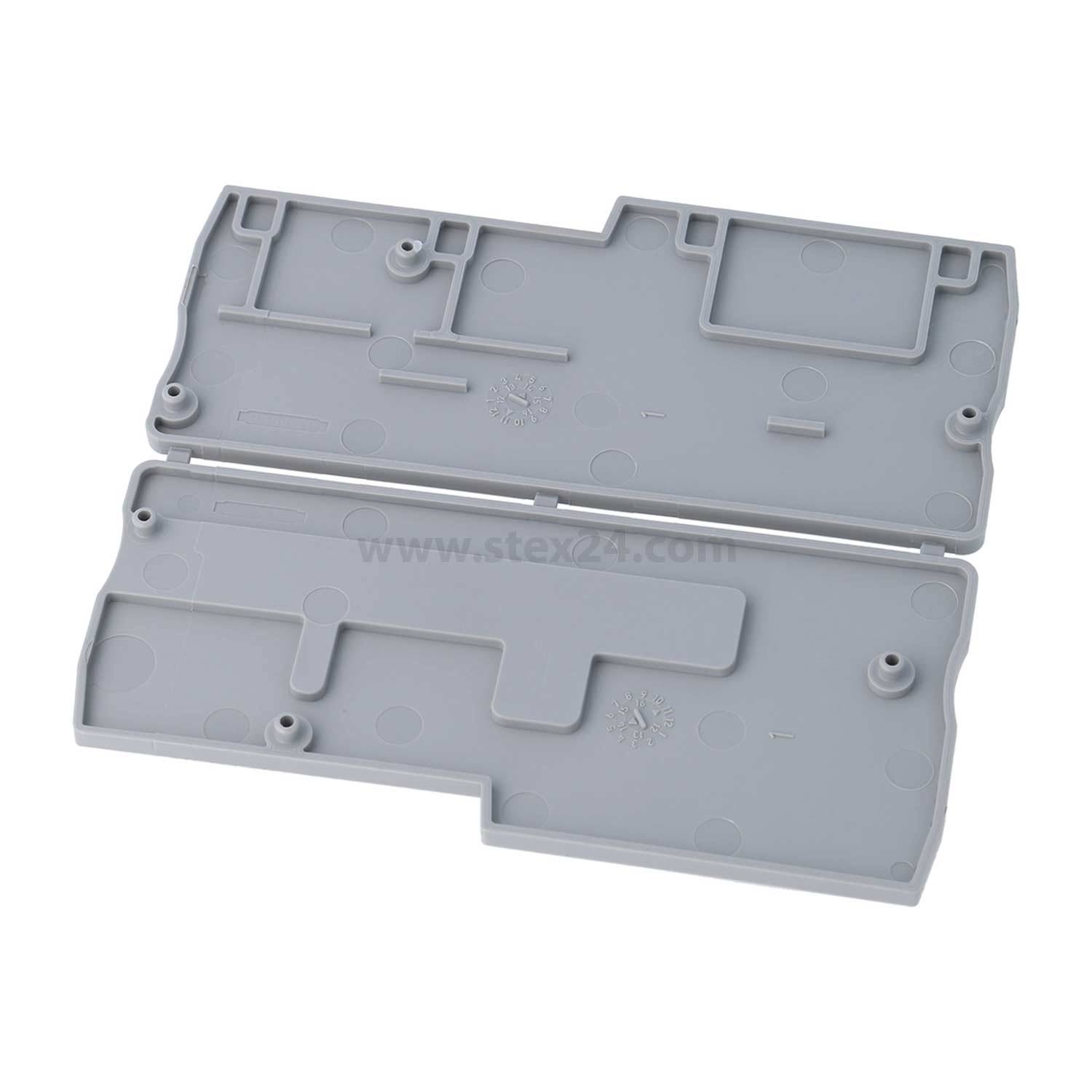 Ein grauer Kunststoffhalter mit Fächern und Clips, möglicherweise zum Organisieren von elektronischen Bauteilen oder Werkzeugen, vor einem weißen Hintergrund.