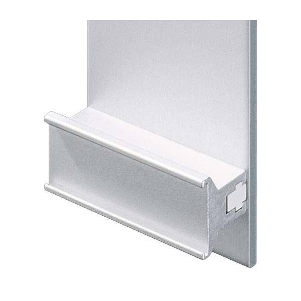 Eine L-förmige Metallhalterung, die zum Befestigen von Platten konzipiert ist. Sie verfügt über eine Aussparung an der Rückseite zum Einrasten in einen Rahmen und wird häufig in Regalsystemen verwendet.