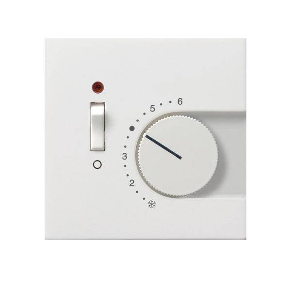 Eine Nahaufnahme eines weißen Thermostats mit einer Skala von 1 bis 6. Der Wahlschalter ist auf 5 eingestellt. Über einem Schalter befindet sich eine kleine rote Kontrollleuchte.