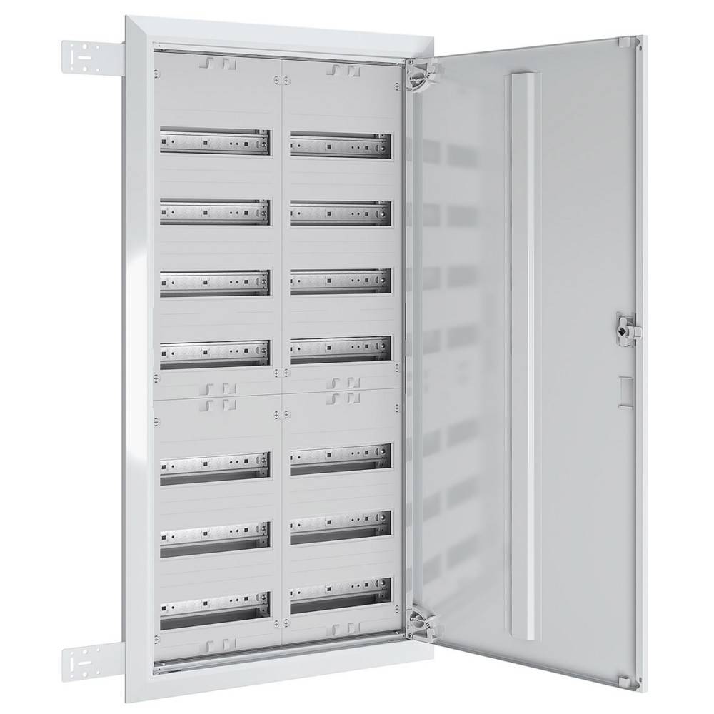 Eine offene elektrische Verteilerdose mit mehreren Reihen leerer Schlitze, die bereit sind für Sicherungsautomaten, mit einer Metalltür an der rechten Seite.