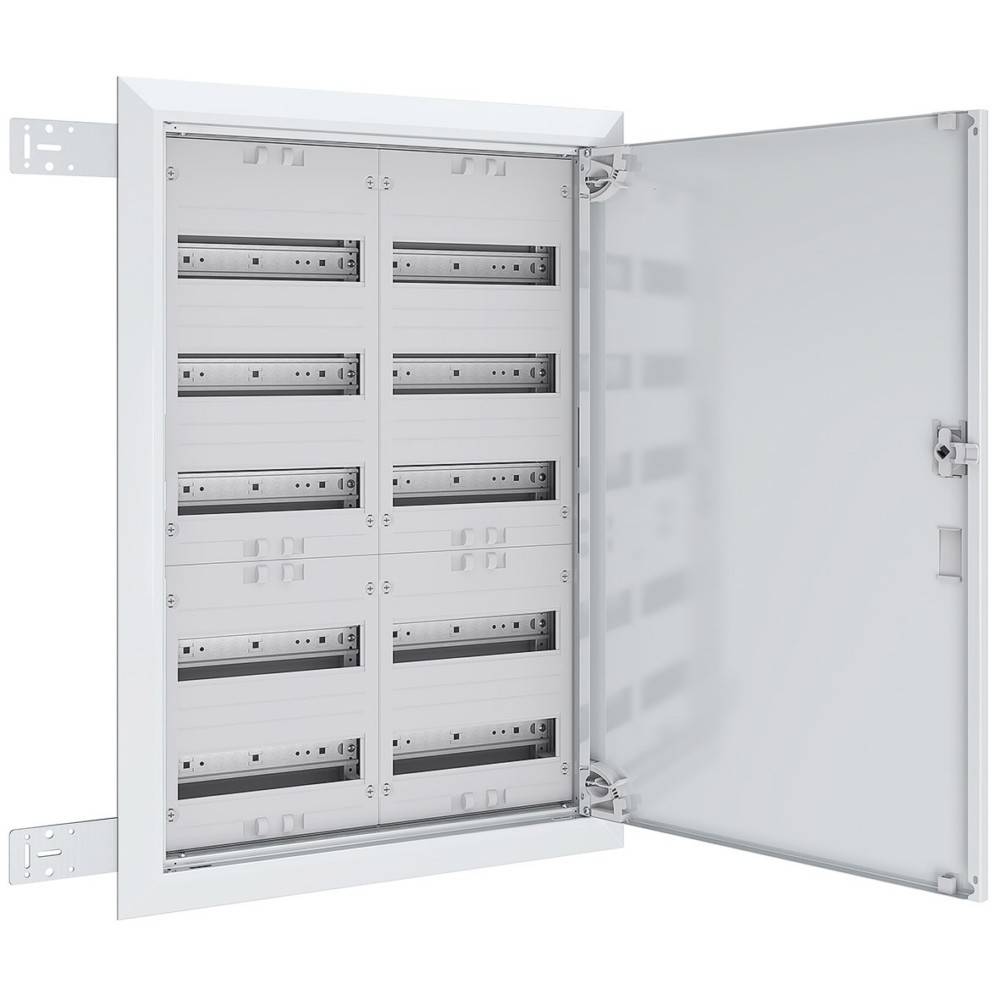 Eine offene Elektroverteilerdose mit mehreren sichtbaren Sicherungsautomatenplätzen im Inneren, an einer Wand montiert. Die Tür der Verteilerdose ist rechts angebracht.