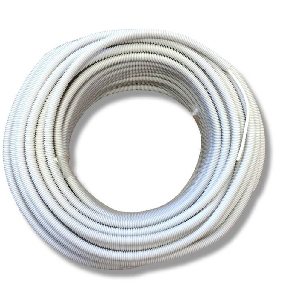 Ein gewundenes, weißes Wellrohr ist vor einem einfarbigen Hintergrund zu sehen.