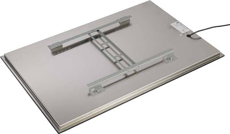 Eine flache Plattformwaage mit einer Metalloberfläche, ausgestattet mit einem Tragrahmen und einer digitalen Anzeige, die zum Wiegen schwerer Gegenstände verwendet wird.