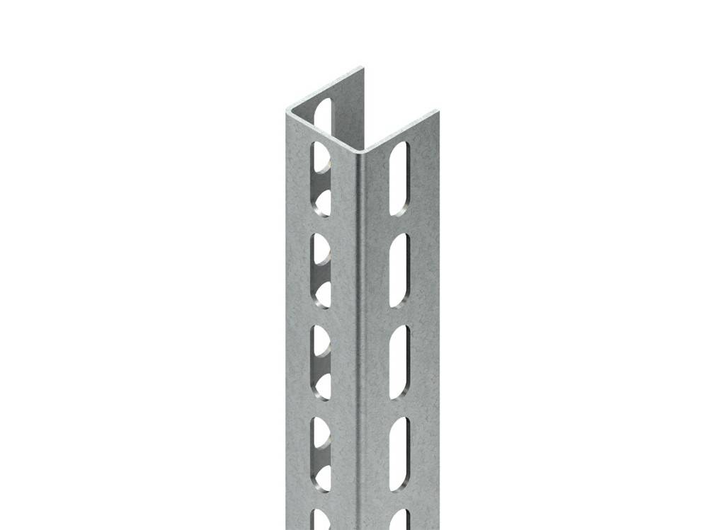 Ein vertikaler, silberner Metallkanal mit einem U-förmigen Querschnitt und gleichmäßig entlang seiner Länge verteilten Löchern, der für Montage- und Trägerkonstruktionen verwendet wird.