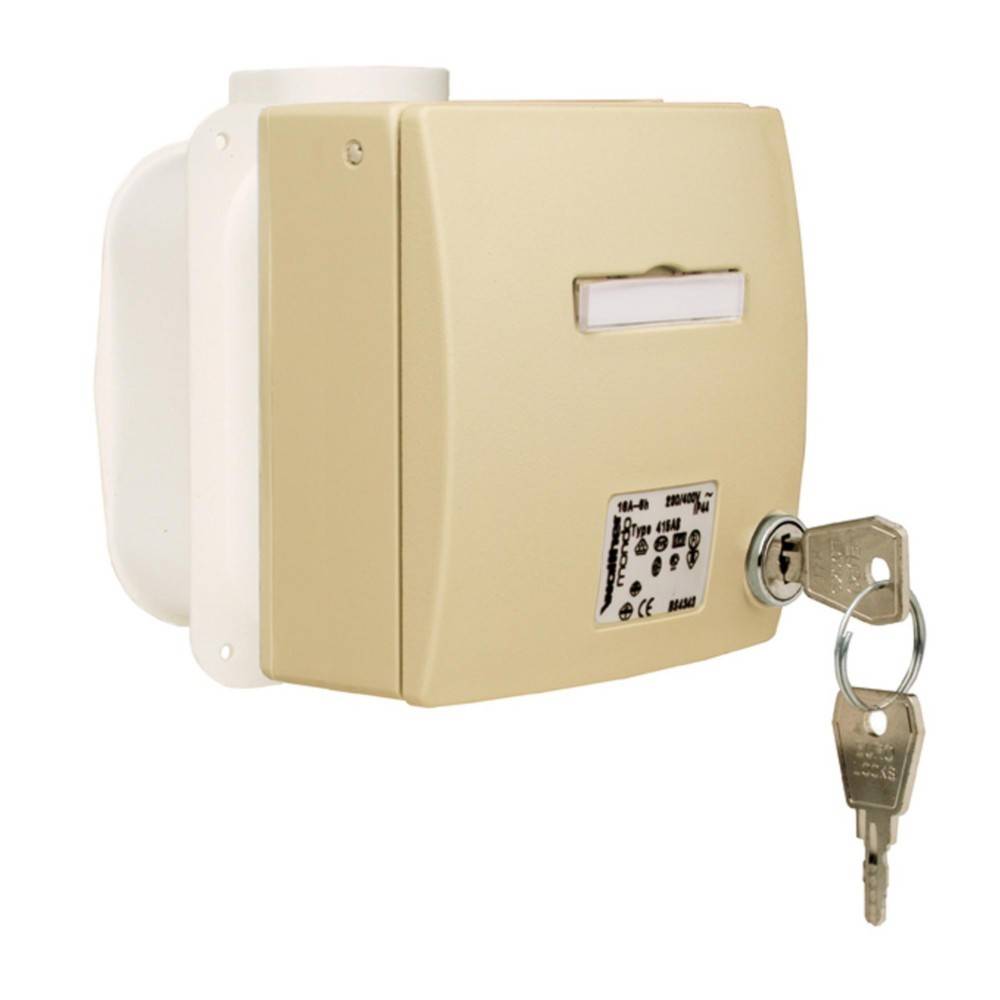 Eine beige Schlüsselschalter-Schließfachbox mit zwei eingelegten Schlüsseln, montiert auf einem weißen Wandanschluss. Die Vorderseite verfügt über ein kleines Display und Zertifizierungsetiketten.