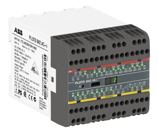 ABB Pluto B42 AS-i Sicherheits-SPS-Einheit zeigt Anschlussanschlüsse, Anzeigelichter und ein Etikett mit Teilenummer und Spezifikationen.