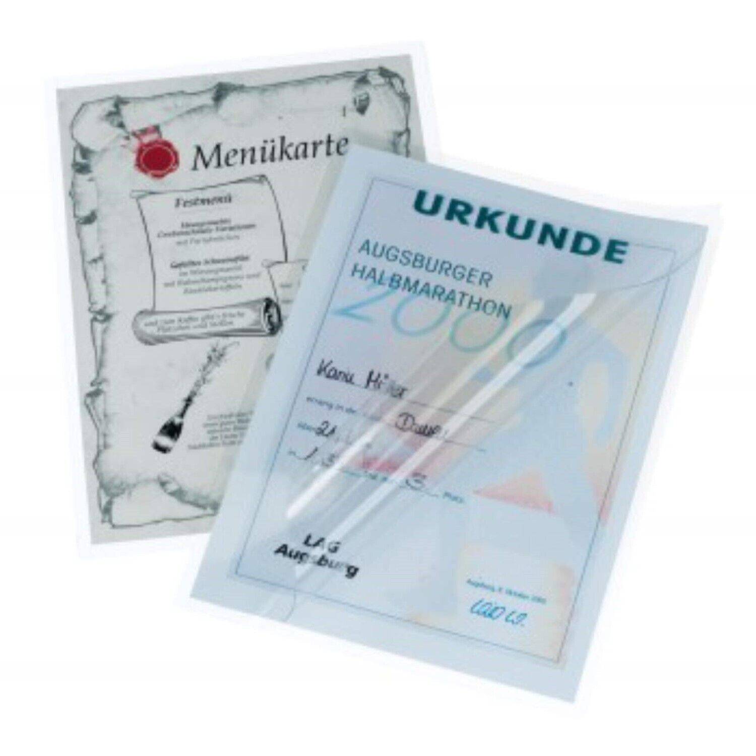 Eine Speisekarte und eine Urkunde. Die Speisekarte hat einen dekorativen Rand und Text auf Deutsch. Die Urkunde hat 'Urkunde' am oberen Rand.