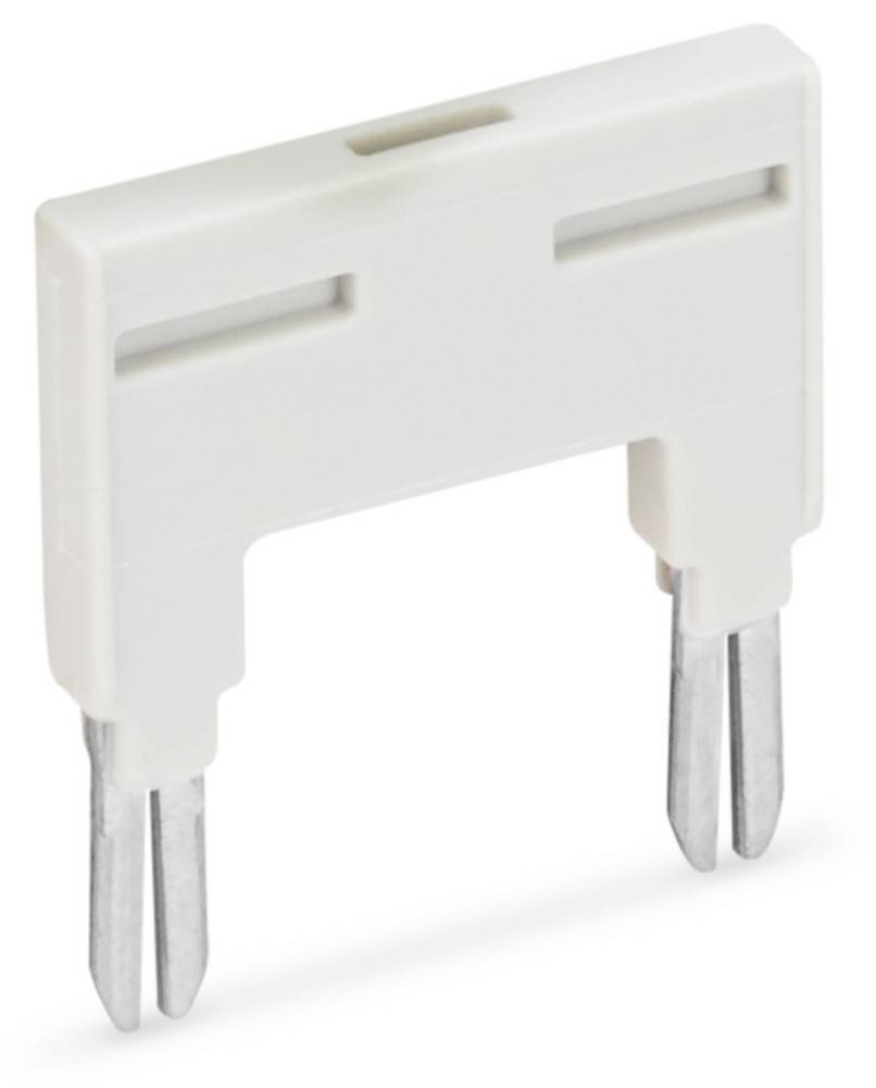 Eine weiße Metallbrücke mit zwei parallelen Zinken, die für elektrische Verbindungen auf einer Leiterplatte oder einem Anschlussblock verwendet wird.
