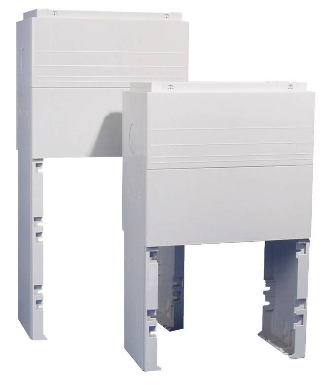 Zwei weiße Kunststoff-Expansionsrahmen oder Gehäuse stehen nebeneinander; konzipiert für elektroakustische Produkte oder Installationen.