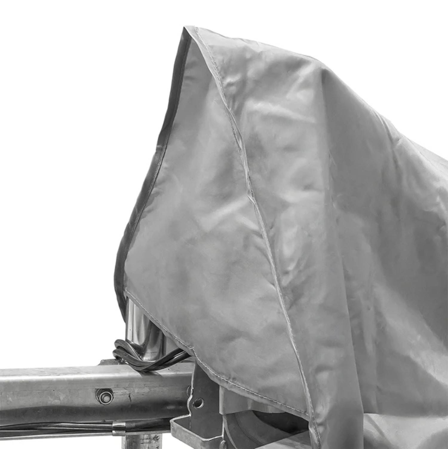 Ein abgedecktes Objekt mit einer grauen Schutzfolie, das teilweise metallische Strukturen darunter enthüllt, wahrscheinlich Maschinen oder Ausrüstung.