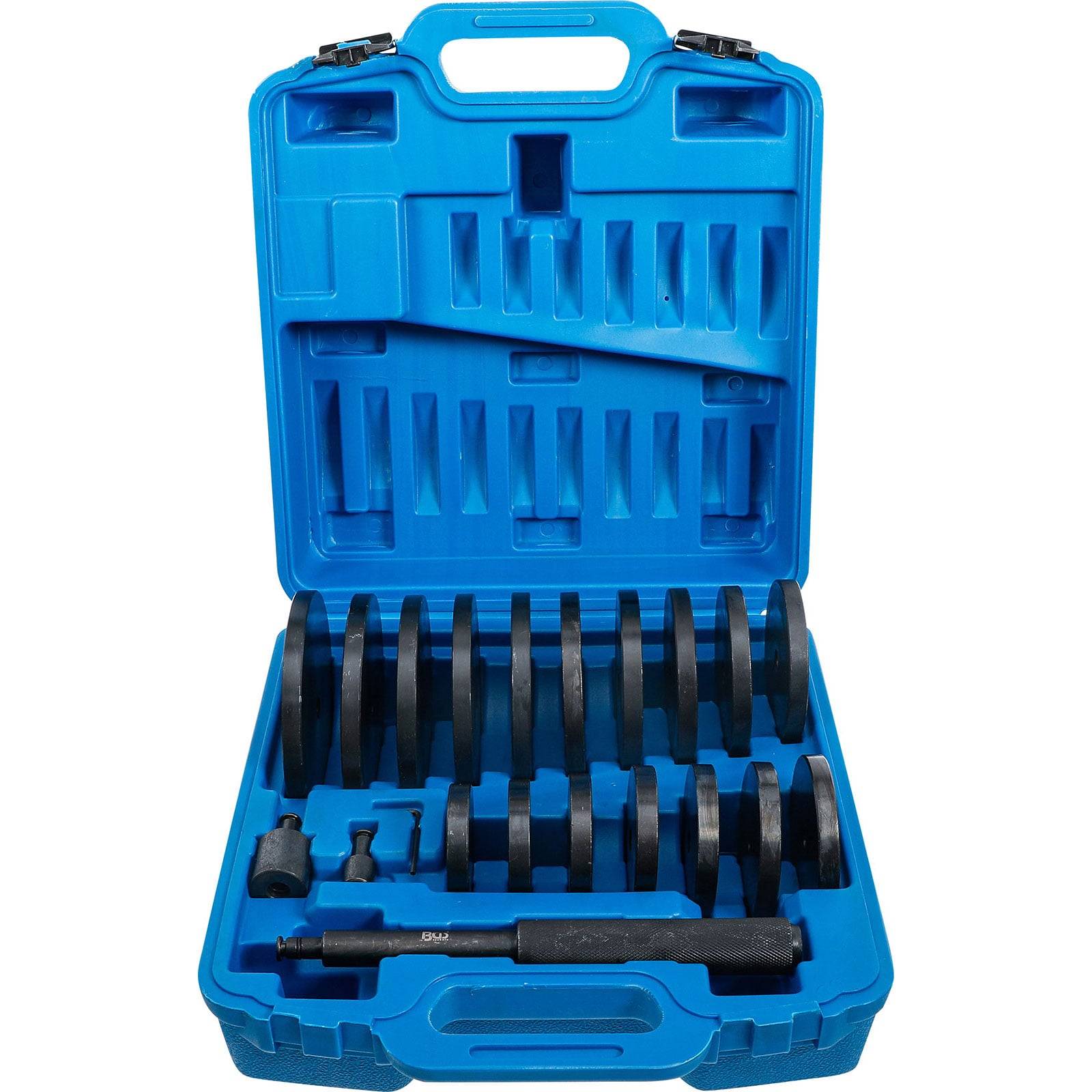 Eine blaue Hartplastikbox, die einen Satz schwarzer Metalldiscs und Werkzeuge enthält, ordentlich in speziellen Fächern für automotive Verwendung angeordnet.