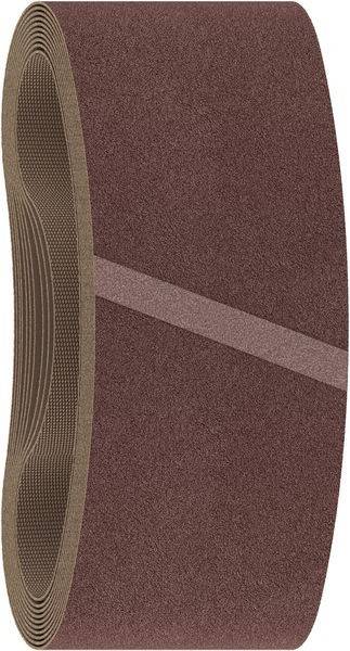 Eine Nahaufnahme einer dunkelroten, texturierten Oberfläche mit einem diagonalen Streifen, der sie durchquert, gesäumt von einer gemusterten dunkelbraunen Kante auf der linken Seite.