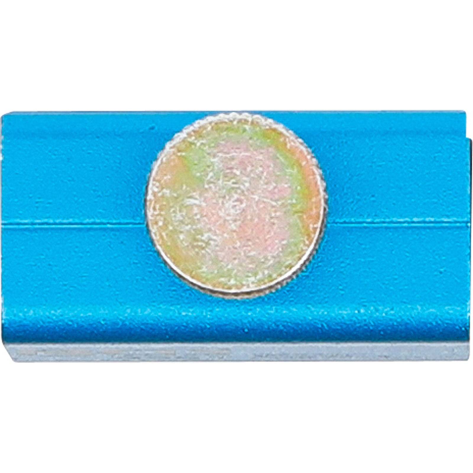 Ein blauer Anspitzer mit einer Münze darauf gelegt.