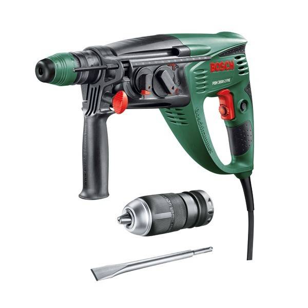 Grüner Bosch PBH 3000-2 FRE Bohrhammer mit schwarzen und roten Akzenten, gezeigt mit einem abnehmbaren Bohrfutter und einem spitzen Meißelzubehör.