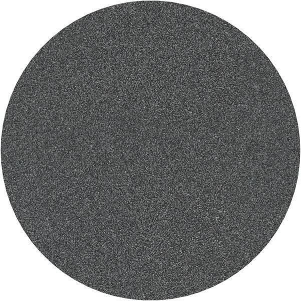 Ein kreisförmiges Blatt Schleifpapier in dunkler Farbe mit einer rauen und körnigen Textur, das zum Glätten von Oberflächen verwendet wird.
